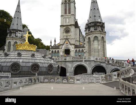 Vista aerea del Santuario di Lourdes, mostrando le diverse basiliche e la Grotta