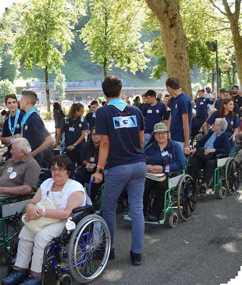 Foto delle piscine di Lourdes, con i pellegrini in attesa o durante l'immersione