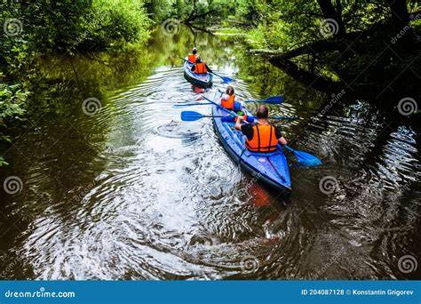 Immagine del Lago di Lourdes con attività ricreative come canoa o biciclette in primo piano