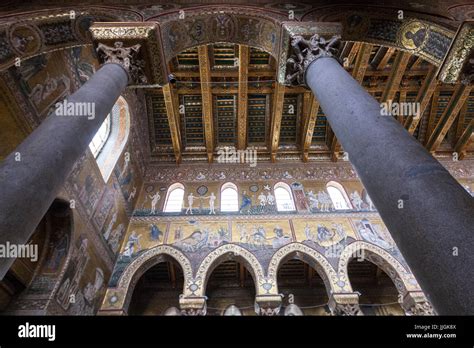 Dettaglio dei mosaici della navata centrale o del soffitto a cassettoni