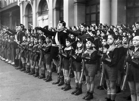 Rituale del battesimo fascista in Italia, giovani in uniforme