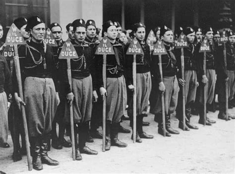 Foto storica: squadristi fascisti con manganelli e camicie nere