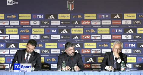 Foto di Paolo Basile in un contesto legato al Varese Calcio o a una conferenza stampa