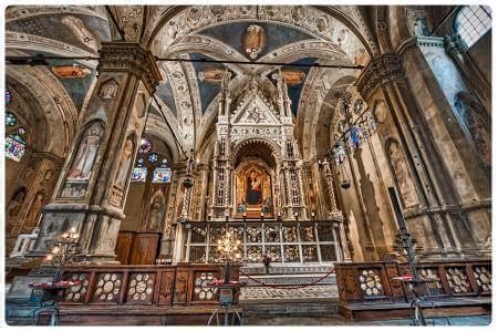 Interno della chiesa di Orsanmichele con affreschi e vetrate