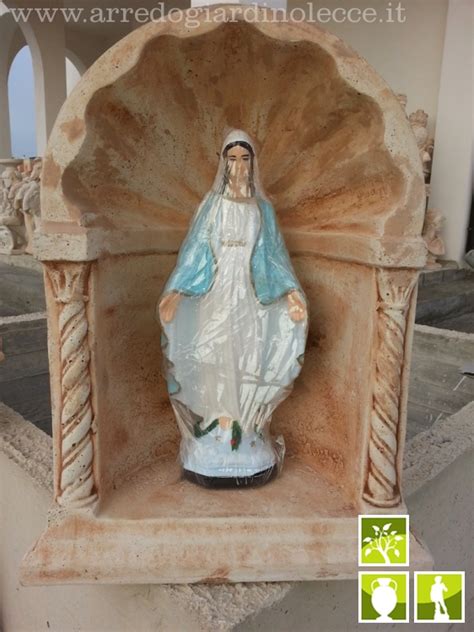 Foto di una nicchia in cemento bianco con statua sacra