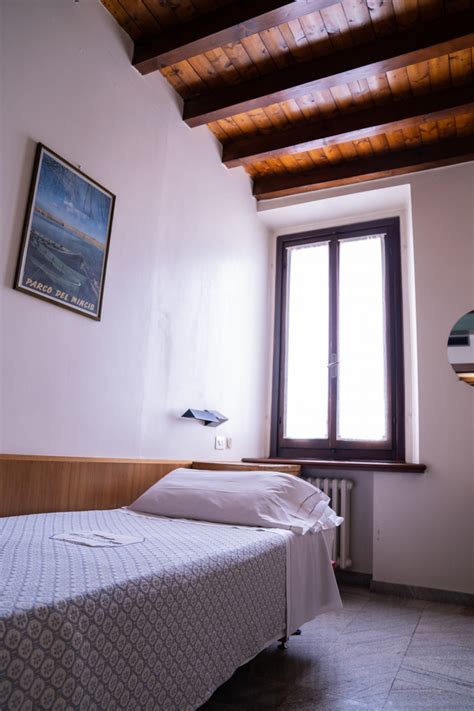Esempio di camera singola o doppia all'interno della Casa Albergo Immacolata Concezione, con arredi confortevoli