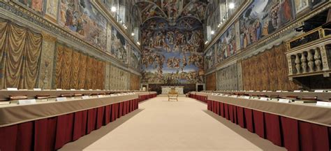 Interno della Cappella Sistina durante un conclave simulato