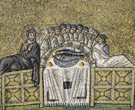 Mosaico bizantino dell'Ultima Cena nella Basilica di Sant'Apollinare Nuovo a Ravenna, con commensali distesi alla romana