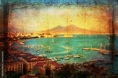 Veduta aerea di Napoli con Spaccanapoli illuminata al tramonto