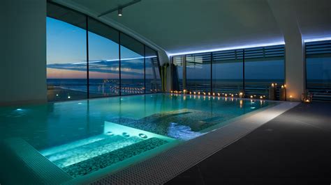 Foto di una Spa lussuosa in un contesto montano o esotico