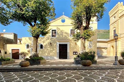 Foto esterna della Chiesa di Sant'Andrea Apostolo a Sirignano, con facciata semplice e campanile