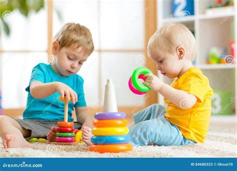 Foto di bambini che giocano con giochi educativi per la divisione in sillabe