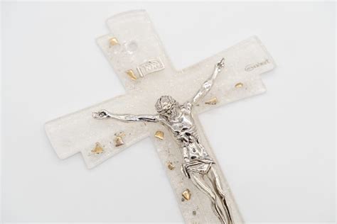 Casa accogliente con elementi religiosi (crocifisso, immagine sacra)