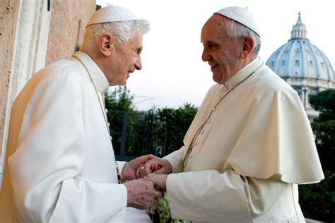 Foto di Papa Francesco e Papa Benedetto XVI insieme