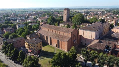 Foto panoramica della facciata dell'Abbazia di Nonantola