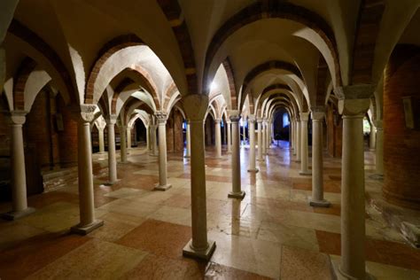Interno della cripta dell'Abbazia di Nonantola con le sue numerose colonne