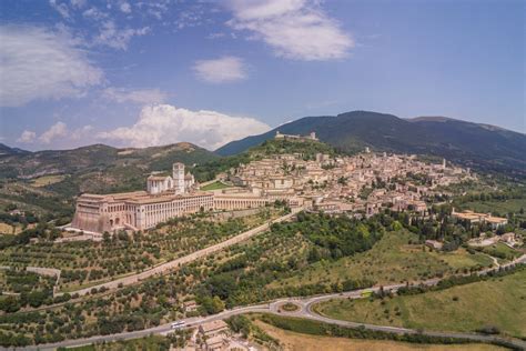 Panoramica del Monte Subasio con evidenziato il Monastero di Collepino