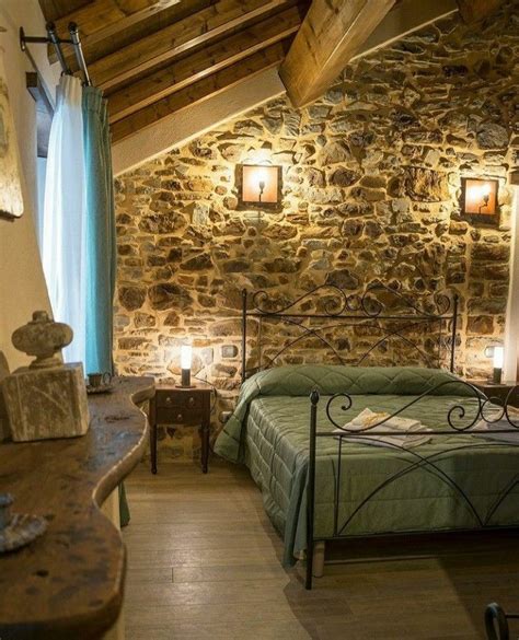 Interno di una camera rustica dell'agriturismo con vista panoramica
