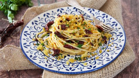 Piatto di pasta con cruschi, specialità della cucina lucana