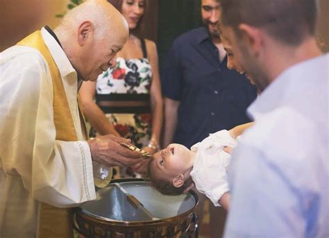 Foto di un battesimo con famiglia e bambino