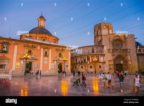 Vista panoramica della Basilica della Vergine dei Desamparati e della Piazza della Vergine
