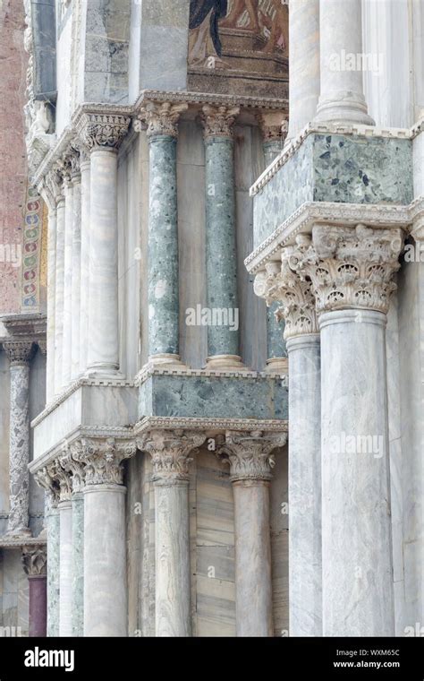 Dettaglio dell'interno della Basilica con pilastri in marmo rosso e decorazioni neoclassiche