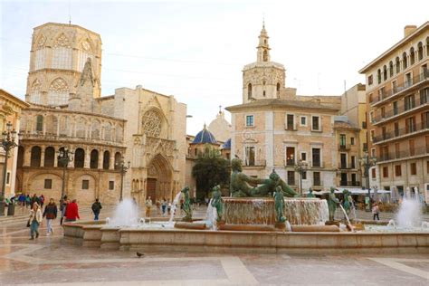 La Fontana del Turia al centro di Plaza de la Virgen, con la Cattedrale e il Palazzo della Generalitat sullo sfondo