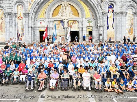 Foto tematica di un gruppo di pellegrini a Medjugorje o Lourdes