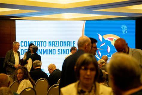 Assemblea sinodale in corso, con partecipanti che discutono e votano