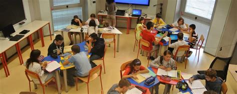 Giovani educatori che guidano un gruppo di bambini durante una lezione di catechismo