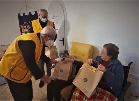 Volontari che servono la cena agli anziani ospiti di una struttura assistenziale