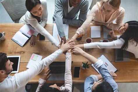 Un gruppo di volontari che lavora insieme, mostrando collaborazione e spirito di squadra