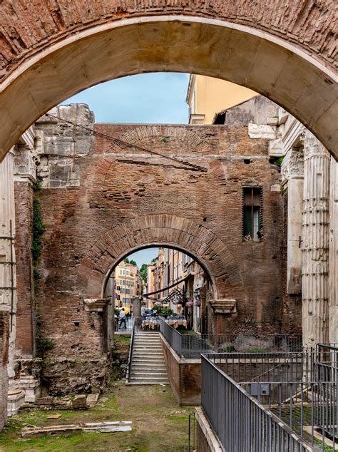 Porta murata in via Contrari a Bologna, rappresentante una delle restrizioni storiche nel ghetto ebraico