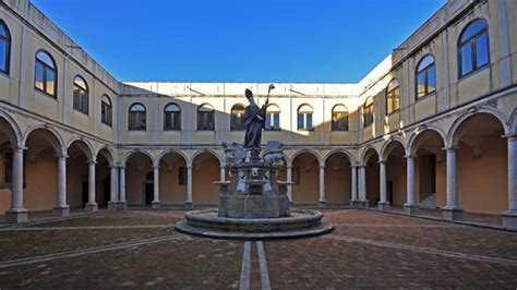 Chiostro di San Benedetto dell'Abbazia di San Martino delle Scale con fontana centrale