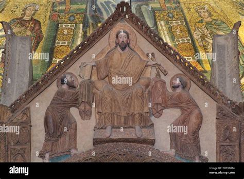 dettaglio del ciborio della Basilica di Sant'Ambrogio con Traditio Legis