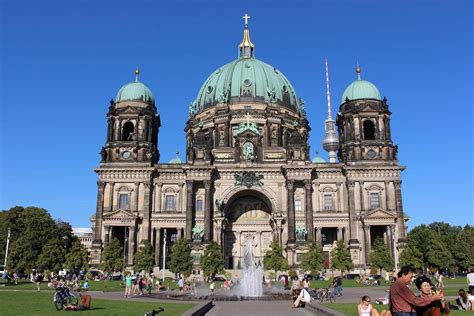 Esterno del Duomo di Berlino con la sua imponente cupola e le torri