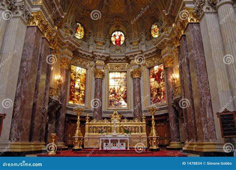 Interno del Duomo di Berlino con l'altare, l'organo e i ricchi mosaici della cupola