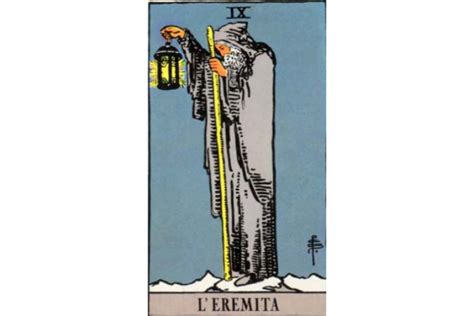 Rappresentazione dell'Eremita nei Tarocchi con lanterna e bastone