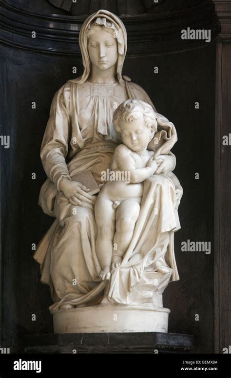 Statua della Madonna con Bambino di Michelangelo a Bruges