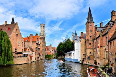 Panoramica dei canali di Bruges con i cigni