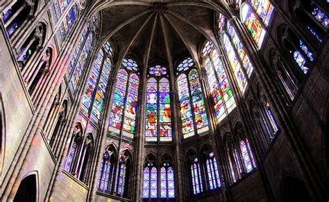 Interno della Basilica di Saint-Denis con le volte ogivali e le vetrate luminose.
