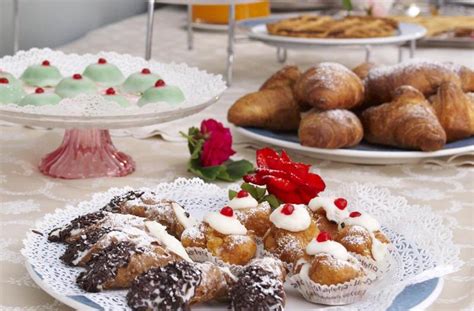 Ricco buffet colazione con prodotti tipici e torte fatte in casa