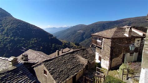 Illustrazione di un borgo montano isolato, ispirato a Sulzena