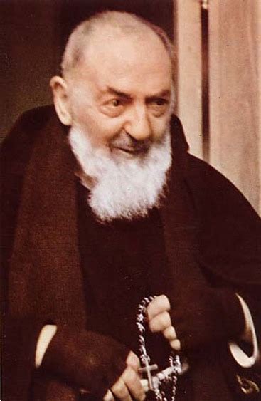 Foto di Padre Pio con devoti e fedeli