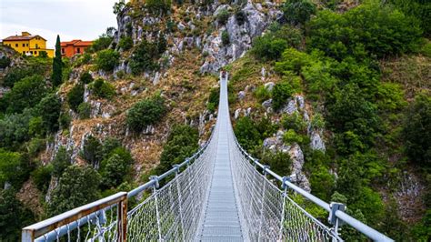 Foto panoramica del Ponte Tibetano di Laviano immerso nel paesaggio montano