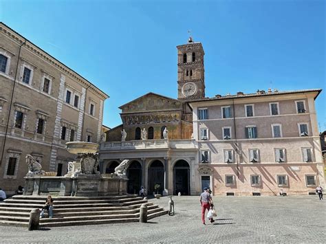 Facciata della Basilica di Santa Maria in Trastevere con il portico di Carlo Fontana
