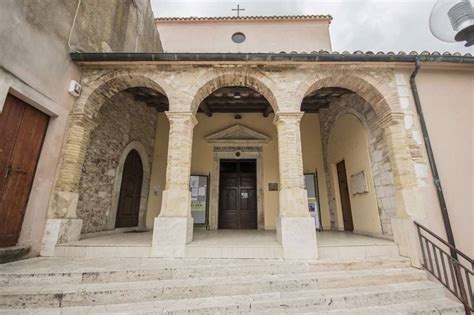 Foto interna della chiesa del Convento dei Cappuccini, con dettagli dell'altare o delle icone