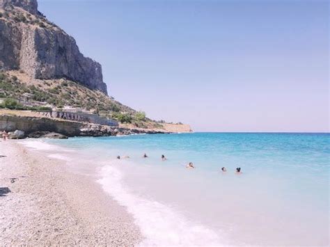 Panoramica della Spiaggia Vergine Maria con scogliere e mare cristallino