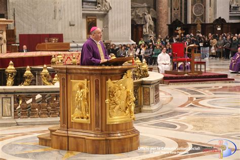 Sacerdote che entra in processione verso l'altare durante la Messa, con l'assemblea dei fedeli