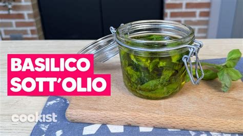 Immagine di un barattolo di basilico sott'olio e un barattolo di basilico sotto sale